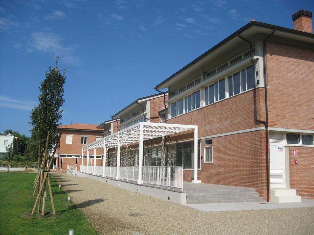 Eliopoli Beach Hostel & Restaurant Tirrenia Exterior photo